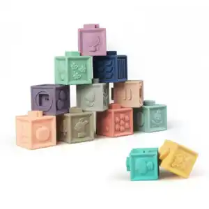 Bébé de 6 mois jouant avec des cubes d'éveil