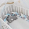 Tour de Lit Tressé 3 Brins — Doux, Sécurisé et Élégant pour Lit Bébé - Gris Blanc Bleu clair