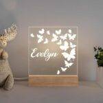 Veilleuse personnalisée avec prénom – Lampe LED bébé en bois, motifs au choix - Papillons