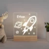 Veilleuse personnalisée enfant – Lampe LED bois prénom, motifs fantaisie & aventure - Spacial
