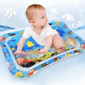 tapis d’eau gonflable pour bébé installé dans le jardin