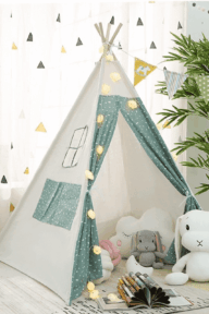 tipi de jeu pour enfant installé dans salon - vert