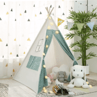 tipi de jeu pour enfant installé dans salon - vert