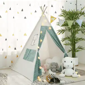 tipi de jeu pour enfant installé dans salon - vert
