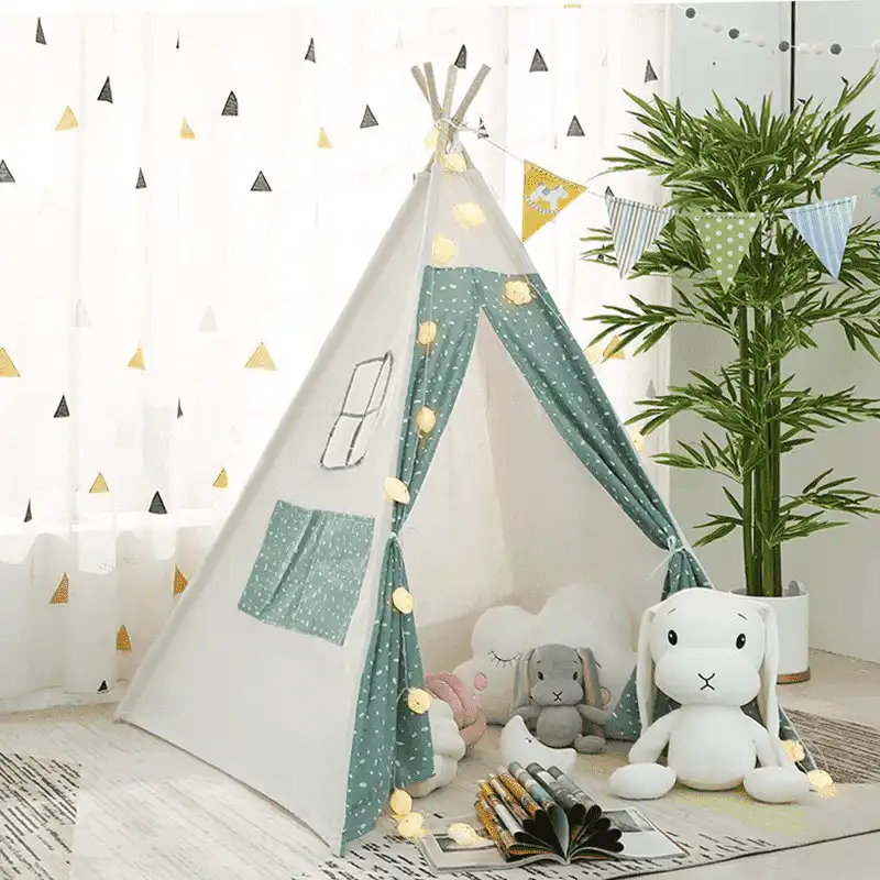 tipi de jeu pour enfant installé dans salon - vert