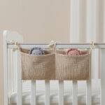 Organisateur de lit bébé - Rangement pratique pour couches et accessoires bébé - Beige
