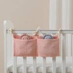 Organisateur de lit bébé - Rangement pratique pour couches et accessoires bébé - Rose