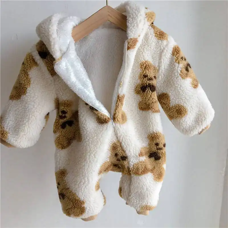Baby-Overall Bär auf dem Bügel