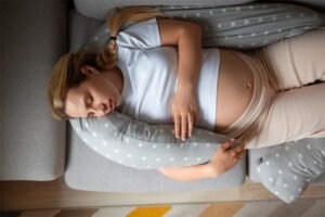 Vue de dessus femme enceinte à l'aide d'un coussin d'allaitement