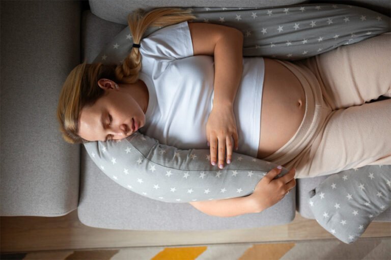 Vue de dessus femme enceinte à l'aide d'un coussin d'allaitement