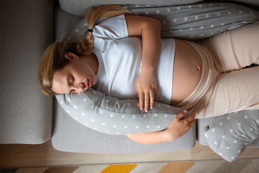 Vue de dessus femme enceinte à l'aide d'un coussin d'allaitement