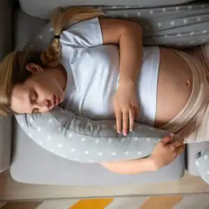 Vue de dessus femme enceinte à l'aide d'un coussin d'allaitement