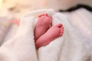comment donner le bain à un nouveau-né technique sécurisée