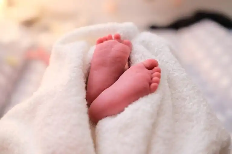 comment donner le bain à un nouveau-né technique sécurisée