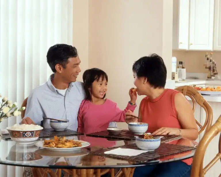 chaise haute bébé évolutive repas famille sécurité