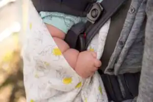 porte-bébé ergonomique position en M portage physiologique