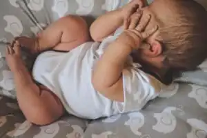 sommeil bébé routine coucher nuit veilleuse
