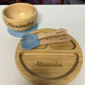 Set de comida para bebé de bambú personalizado con nombre grabado en el plato, el bol y los cubiertos
