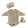 Gestrickter Baby-Spielanzug mit gesticktem Namen – personalisierter Body zur Geburt für Mädchen & Jungen - Aprikose