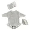 Gestrickter Baby-Spielanzug mit gesticktem Namen – personalisierter Body zur Geburt für Mädchen & Jungen - Weiß