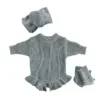 Gestrickter Baby-Spielanzug mit gesticktem Namen – personalisierter Body zur Geburt für Mädchen & Jungen - Puderblau