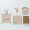 Personalisierte Geschenkbox zur Geburt, 4-teilig — Schmusetuch, Mulltuch, Beißring und Lätzchen - Beige