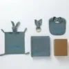 Personalisierte Geschenkbox zur Geburt, 4-teilig — Schmusetuch, Mulltuch, Beißring und Lätzchen - Graublau