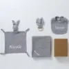 Personalisierte Geschenkbox zur Geburt, 4-teilig — Schmusetuch, Mulltuch, Beißring und Lätzchen - Grau