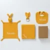 Personalisierte Geschenkbox zur Geburt, 4-teilig — Schmusetuch, Mulltuch, Beißring und Lätzchen - Senfgelb
