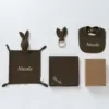 Personalisierte Geschenkbox zur Geburt, 4-teilig — Schmusetuch, Mulltuch, Beißring und Lätzchen - Khaki