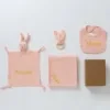 Personalisierte Geschenkbox zur Geburt, 4-teilig — Schmusetuch, Mulltuch, Beißring und Lätzchen - Rosa