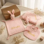 Coffret Cadeau Naissance Personnalisé 4 Pièces — Doudou, Lange, Anneau et Bavoir