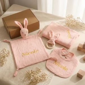 Coffret Cadeau Naissance Personnalisé 4 Pièces — Doudou, Lange, Anneau et Bavoir