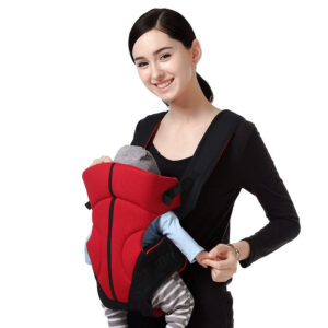 Porte-bébé confort et sécurité rouge vif porté sur le ventre avec bébé installé