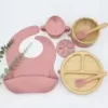 Personalisiertes Baby-Essset aus Bambus mit Namen – gravierter Teller, Schale und Besteck - Dunkelrosa