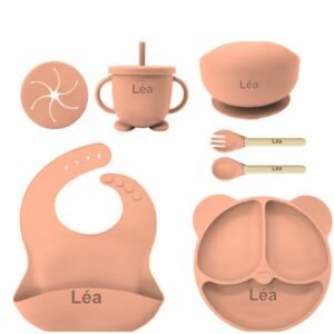 Set repas bébé silicone personnalisé orange, prénom gravé sur le bavoir, la tasse et le bol
